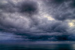 Photographie HDR d'un ciel d'orage sur la mer Mditerrane en Corse