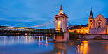 Photographie du lever du jour sur la ville de Seyssel et son pont sur le Rhne