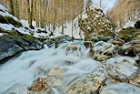 Image des eaux tumultueuses et glaces de la Valserine en hiver