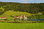 Photographie du village de Grande Rivire sur les bords du lac de l'Abbaye
