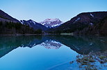 Photographie de l'heure bleue sur le lac de Vallon et la montagne du Roc d'Enfer  Bellevaux