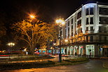 Photo d'Annecy la nuit  l'angle de l'avenue d'Albigny et de la rue du Pquier